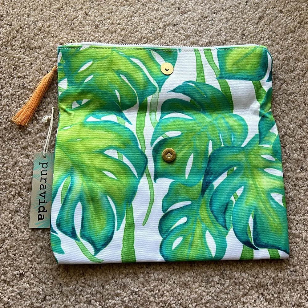 Pura Vida palm tree clutch